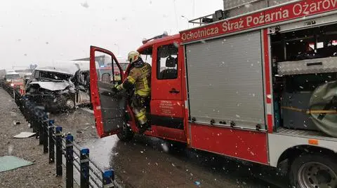 Kolejny wypadek na S2. Bus zderzył się z ciężarówką, kierowca zakleszczony