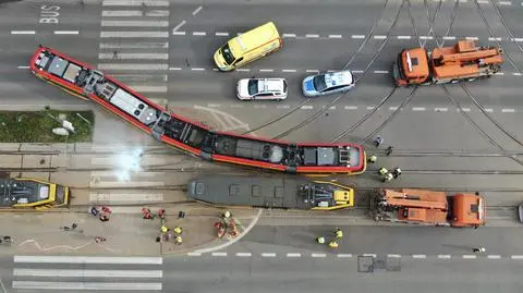 Po zderzeniu tramwaje wypadły z szyn