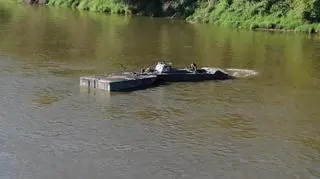 Żołnierzom udało się dogonić ponton