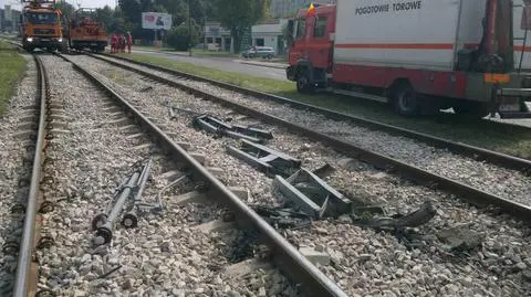 Tramwaje już jeżdżą na Jelonki. Naprawa po kolizji