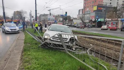 Wpadł w poślizg, przebił barierki i uderzył w tramwaj