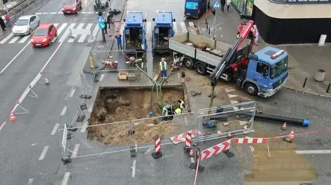 Awaria wodociągowa na skrzyżowaniu Grochowskiej z Zamieniecką