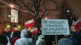 Protestujący przed siedzibą premiera