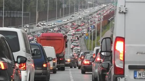 Korek na Trasie Siekierkowskiej po zderzeniu trzech samochodów