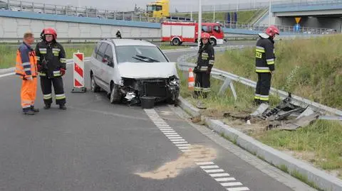 Przeciął pas zieleni, wylądował na barierkach i uciekł