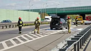 Strażacy zabezpieczają ulicę