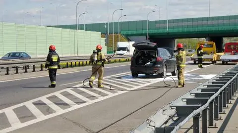 Strażacy zabezpieczają ulicę