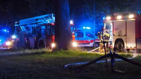 Nocny pożar domu we Włochach. Kilka godzin walczyli z żywiołem