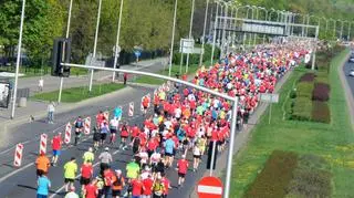 Biegacze na trasie Orlen Warsaw Marathon