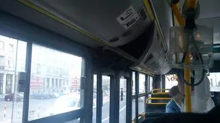 Otwarta klapa w autobusie linii 108