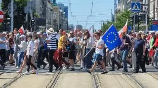 Ludzie zbierają się przy rondzie de Gaulle'a