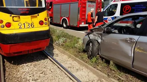Zderzenie samochodu z tramwajem na Mokotowie