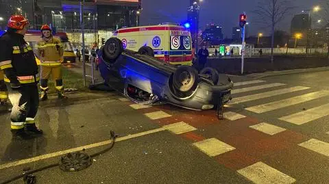 Dachowanie na rondzie Daszyńskiego. Zderzyły się dwa volkswageny