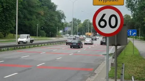 Czerwone pasy na zdradliwym łuku drogi. Trzeba zwolnić