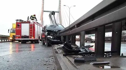 Barierka przebiła toyotę na wylot