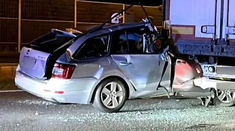 Na autostradzie A2 samochód osobowy wbił się w tira