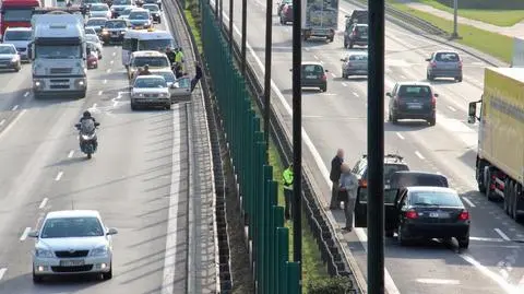 Dwie kolizje obok siebie.  Trasa AK w korkach