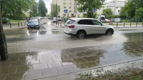 Awaria wodociągów na Targówku. Woda wylała się na ulicę