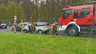 Samochód wpadł do rowu przy Żołnierskiej