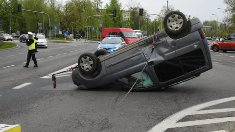 Auto dachowało po zderzeniu na skrzyżowaniu