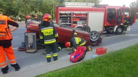 Zderzenie trzech aut. Jedno dachowało, kierowca w szpitalu