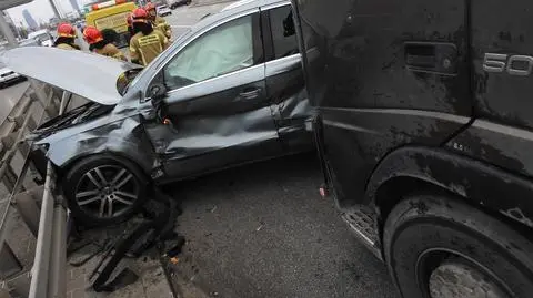 Auto osobowe "dociśnięte do barierek" po zderzeniu z tirem