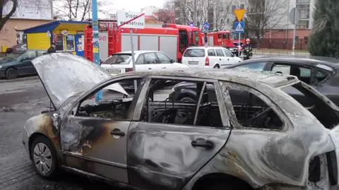 Skoda spłonęła na Ochocie. "Ewakuowano restaurację"