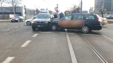 Utrudnienia na Puławskiej po zderzeniu dwóch samochodów