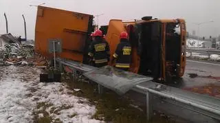 Na Toruńskiej przewrócił się tir. Piwo się wylało