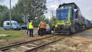 Kierowca toyoty wjechał pod pociąg