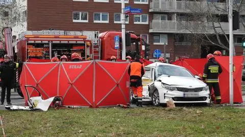 Zmarł kierowca, który zderzył się z tramwajem na Białołęce. "Jego żona walczy o życie w szpitalu"
