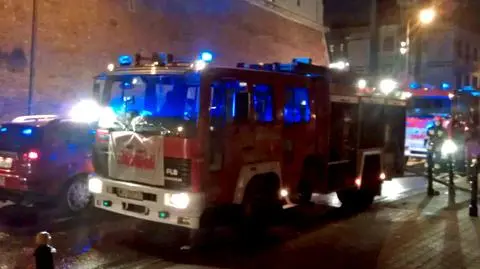 Tamka: w garażu zapalił się kontener na śmieci