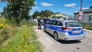 Na miejscu wypadku pracują policjanci z psem tropiącym