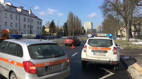 Zderzenie autobusu linii 157 z samochodem osobowym
