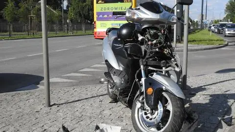 Autobus gwałtownie hamował, wjechał w niego skuter