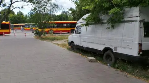 Bus zalega przy metrze. "Najpierw trzeba znaleźć kierowcę"