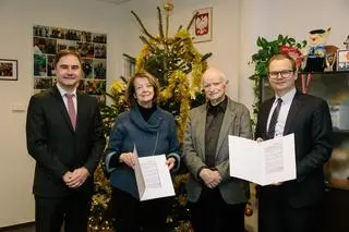 Od lewej: Włodzimierz Piątkowski - wiceburmistrz dzielnicy Bielany, Maria Anioł (córka Adolfa Duszka), Roman Duszek (syn Adolfa Duszka) oraz Grzegorz Pietruczuk - burmistrz dzielnicy Bielany