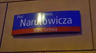 Wykolejony tramwaj na placu Narutowicza