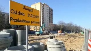 Auta na rozkopanym parkingu 