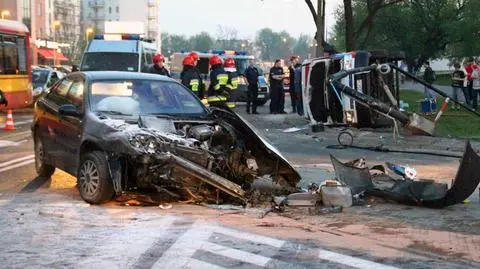 Karetka na boku po zderzeniu. Cztery osoby ranne