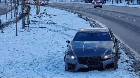 Jaguar wypadł z drogi, przejechał przez pas zieleni i uszkodził inne auto. Kierowca i pasażer "oddalili się"