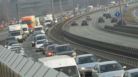 Zderzenie dwóch aut. Utrudnienia na Trasie Siekierowskiej i moście