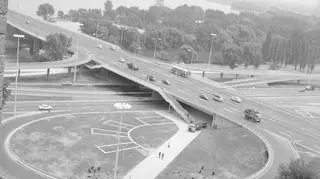 Trasa Łazienkowska i na most Łazienkowski. Na jezdni autobus Jelcz-Berliet. W tle zakole Wisły z ujęciem wody Gruba Kaśka (1974)