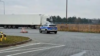 Pożar samochodu na stacji benzynowej