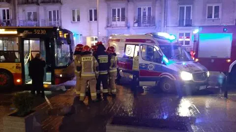 Pieszy pod autobusem. Rannego wydostali strażacy. Zmarł w szpitalu