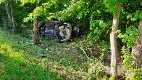 Auto koziołkowało. Na miejscu dwóch pijanych, żaden nie przyznaje się do kierowania