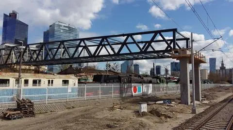 11 metrów ponad pociągami. Kolejarze przenoszą kładkę nad linią średnicową