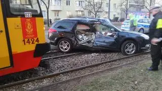 Zderzenie tramwaju z samochodem osobowym 