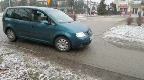 Awaria i zamknięta ulica. Jest objazd, ale kierowcy omijają go chodnikami