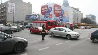 Zderzenie aut w al. Solidarności. Jedna osoba ranna